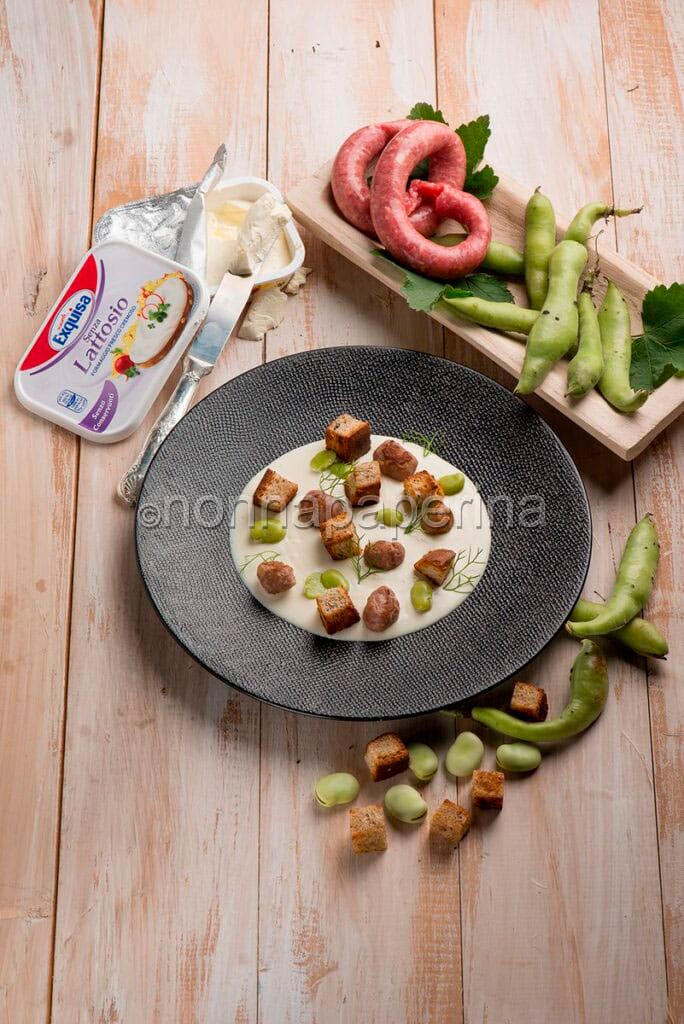 Zuppetta di formaggio cremoso con salsicce e fave Zuppetta di formaggio cremoso con salsicce e fave