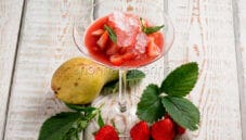 Pere cotte nel succo di fragole e granita al Gin Tonic