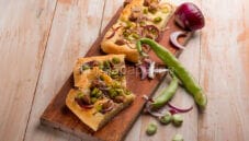 Focaccia con fave e salsiccia: una ricetta dal gusto unico