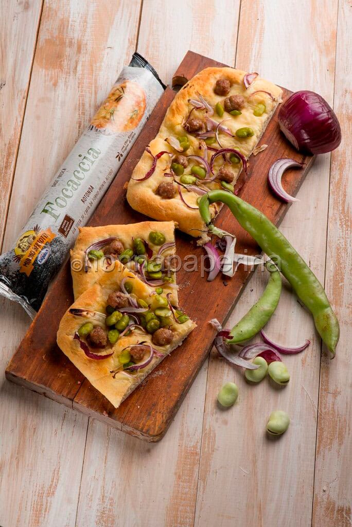 Focaccia con fave, cipolle e salsiccia
