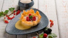 Cestini di fonio con ricotta e frutti di bosco, bontà Cestini di fonio con ricotta e frutti di bosco, bontà