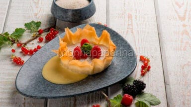 cestini di fonio con ricotta e frutti di bosco