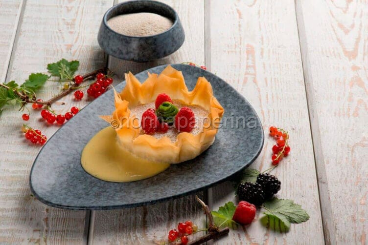 cestini di fonio con ricotta e frutti di bosco