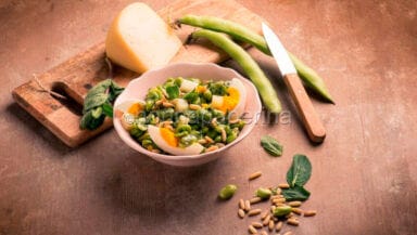 Insalata di fave, pecorino e uova