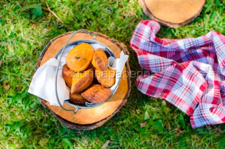 Madeleines con pomodori secchi, olive e timo a merenda madeleines con pomodori secchi