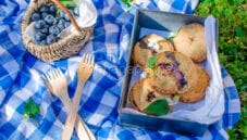 Mini pie di pere e mirtilli, miele di timo, una sorpresa