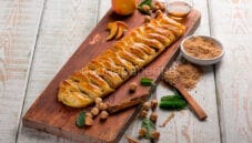 Strudel di pesche e nocciole, novità dalla tradizione