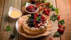 Come non apprezzare una millefoglie con frutti di bosco? Come non apprezzare una millefoglie con frutti di bosco?