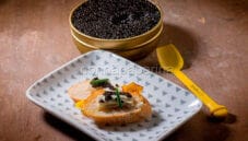 Crostini con caviale nero per un antipasto davvero chic! Crostini con caviale nero per un antipasto davvero chic!