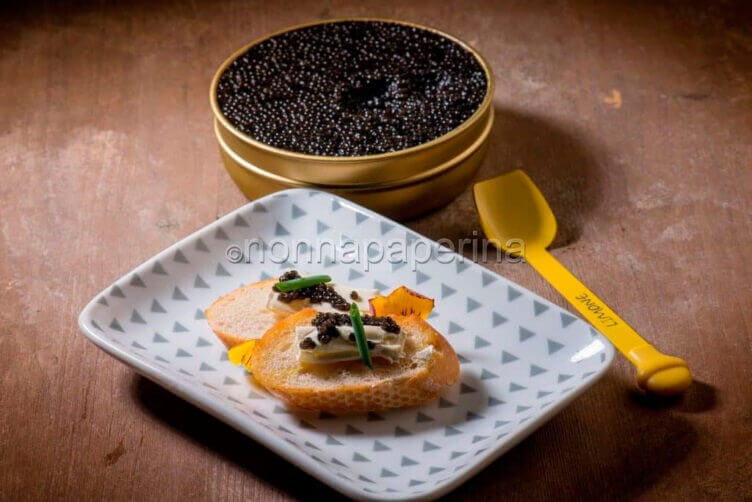 Crostini con caviale nero per un antipasto davvero chic! Crostini con il caviale