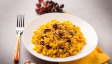 Risotto giallo con uva e pistacchi: insolita prelibatezza Risotto giallo con uva e pistacchi: insolita prelibatezza