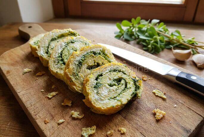 Omelette roll with purslane, a healthy recipe