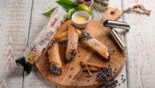 Cannoli di pasta sfoglia con gocce di cioccolato