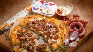 Focaccia con uva rosata e salsiccia