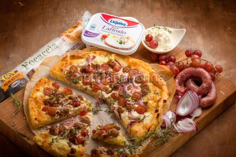Focaccia con uva rosata e salsiccia