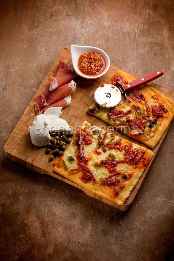 pizza al pesto rosso e prosciutto crudo pizza al pesto rosso e prosciutto crudo