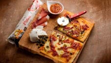 L’originale pizza al pesto rosso e prosciutto crudo L’originale pizza al pesto rosso e prosciutto crudo