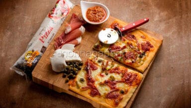 pizza al pesto rosso e prosciutto crudo