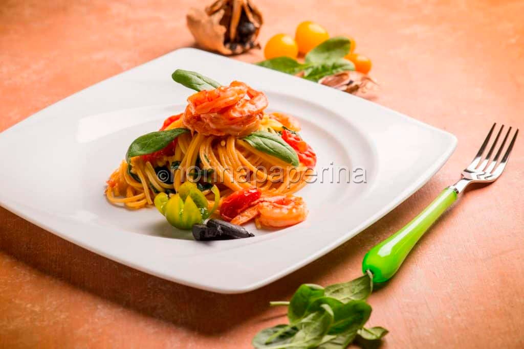 Primo piatto gustoso spaghetti con bisque di gamberi