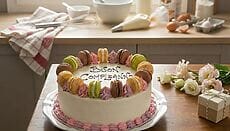 torta di compleanno con macaron