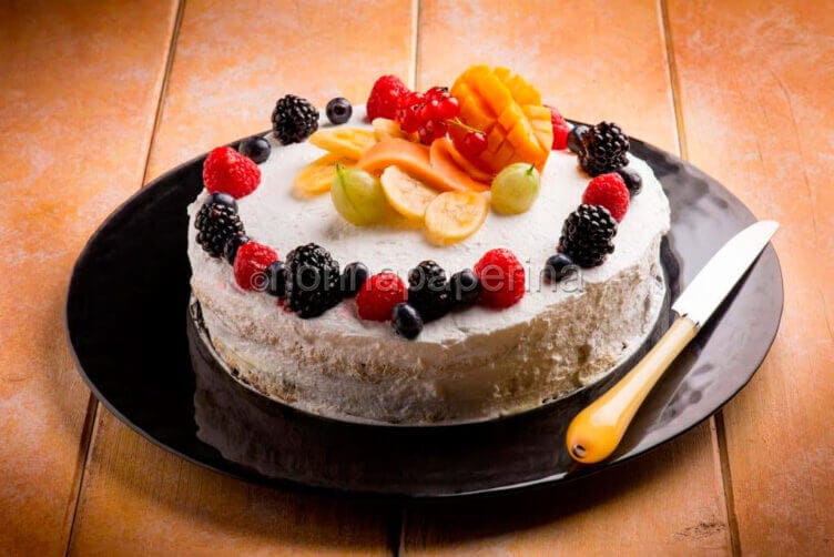 Torta panna e frutta mista