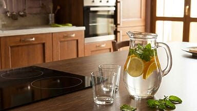 Cellulite - Brocca di acqua naturale con limone e arancia