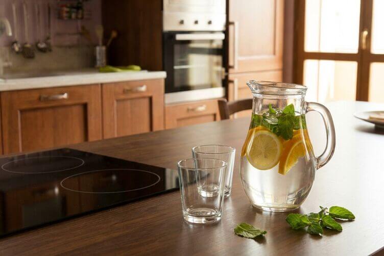 Gli alimenti che aiutano a combattere la cellulite Cellulite - Brocca di acqua naturale con limone e arancia