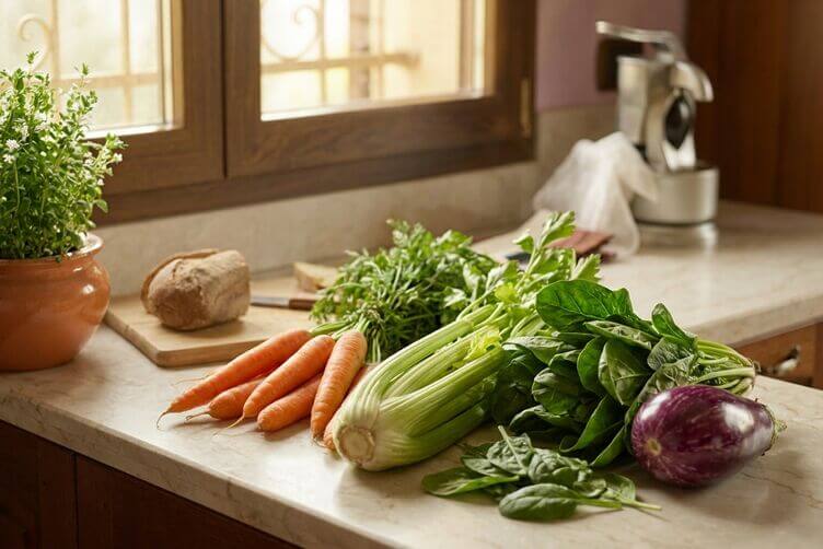 Carote, sedano, spinaci e melanzana