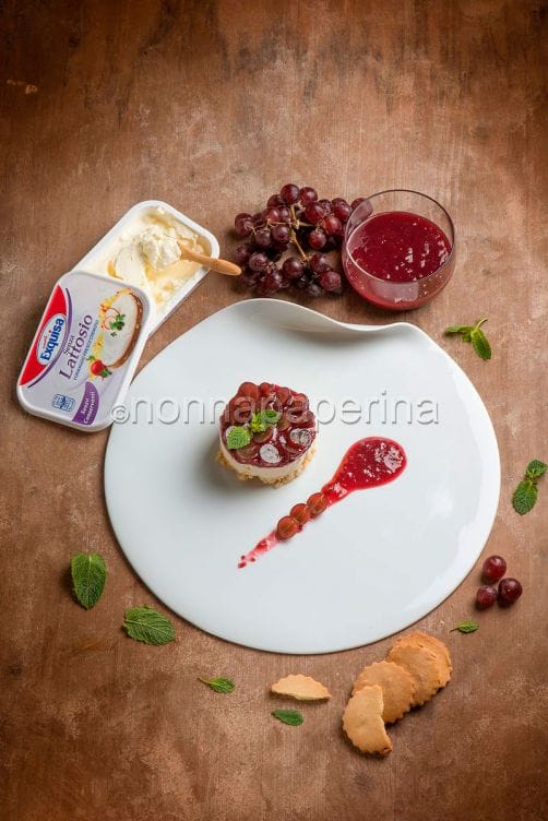 Cheesecake di formaggio e uva rosata