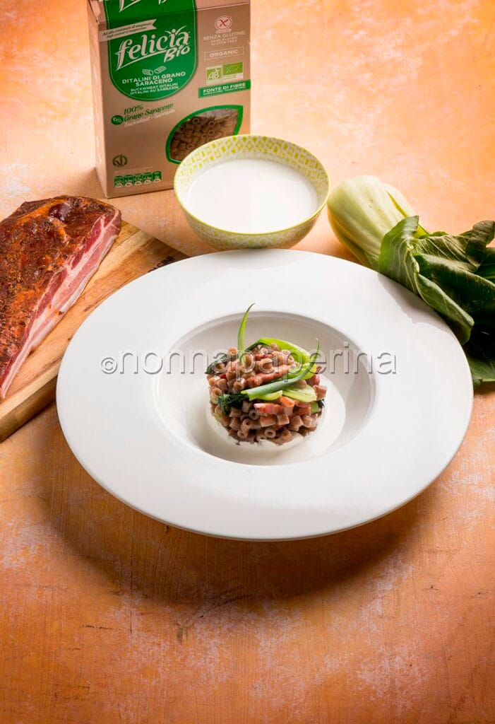 Ditalini di grano saraceno julienne di patchoi e bacon croccante Ditalini di grano saraceno julienne di patchoi e bacon croccante