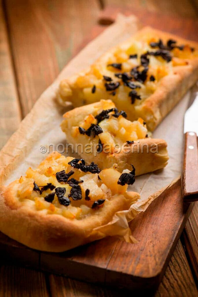 focaccia con baccalà, patate e olive nere