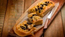 Ottima Focaccia con baccalà, patate e olive nere.