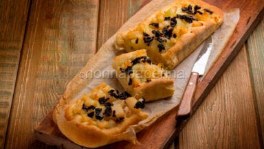 Focaccia con baccala patate e olive nere