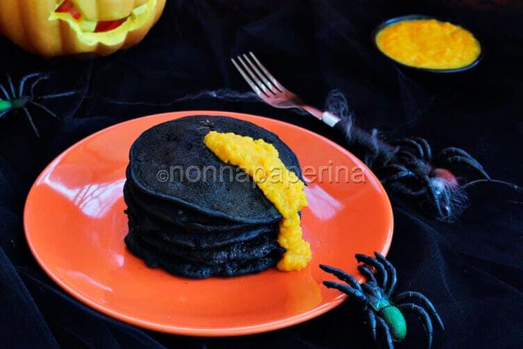 Gli spaventosi pancake al carbone vegetale e zucca! pancake al carbone vegetale e zucca