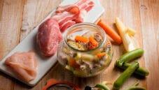 Piatto unico di verdure e carne in vasocottura