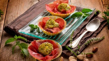 praline di formaggio su petali di bresaola