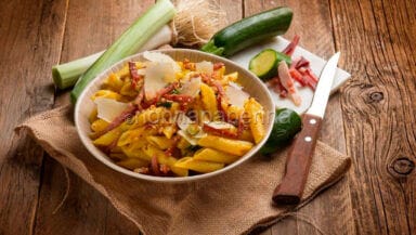 penne con zucchine e granella di nocciole