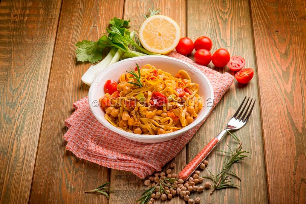 Tagliatelle con ceci e limone, un piatto rustico diverso dal solito