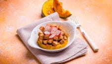 La ricetta del tofu al sesamo su crema di zucca La ricetta del tofu al sesamo su crema di zucca