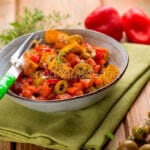 tofu allo zafferano e olive verdi.