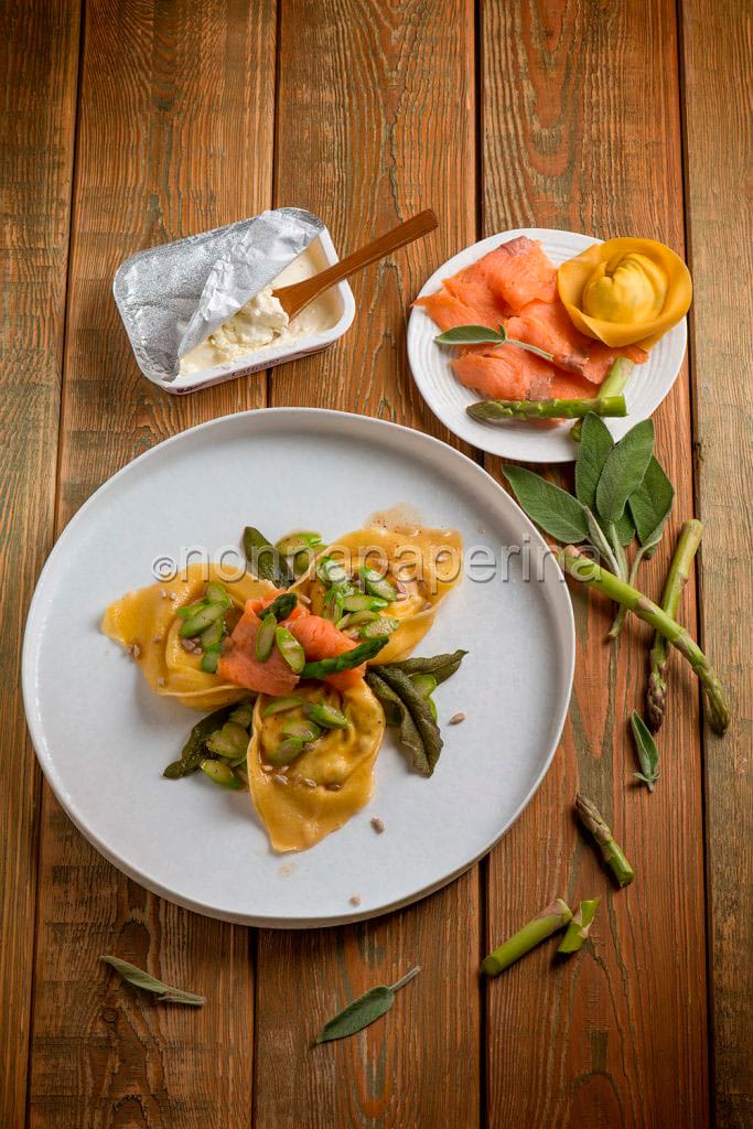 tortelloni con salmone ed asparagi