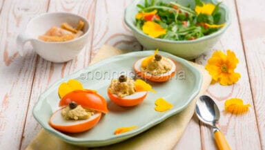 uova sode farcite con curcuma e primule