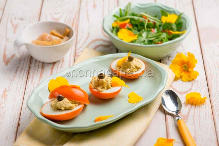 uova sode farcite con curcuma e primule