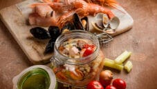 Fregola sarda con zuppetta di pesce in vasocottura