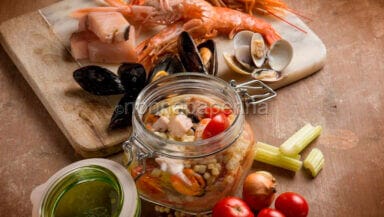 Fregola sarda con zuppetta di pesce leggera, in vasocottura