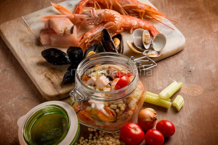 Fregola sarda con zuppetta di pesce in vasocottura Fregola sarda con zuppetta di pesce leggera, in vasocottura