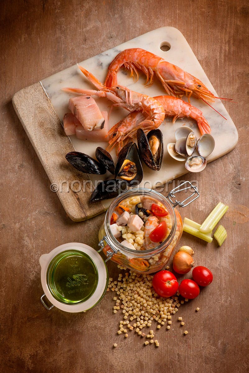 Fregola Sarda con zuppetta di pesce leggero in vasocottura Fregola Sarda con zuppetta di pesce leggero in vasocottura