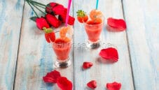 Gazpacho di pomodoro e fragole e code di gamberi Gazpacho di pomodoro e fragole e code di gamberi