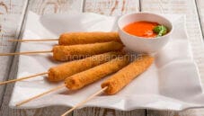 Aperitivo in salsa agro e spiedini di pollo