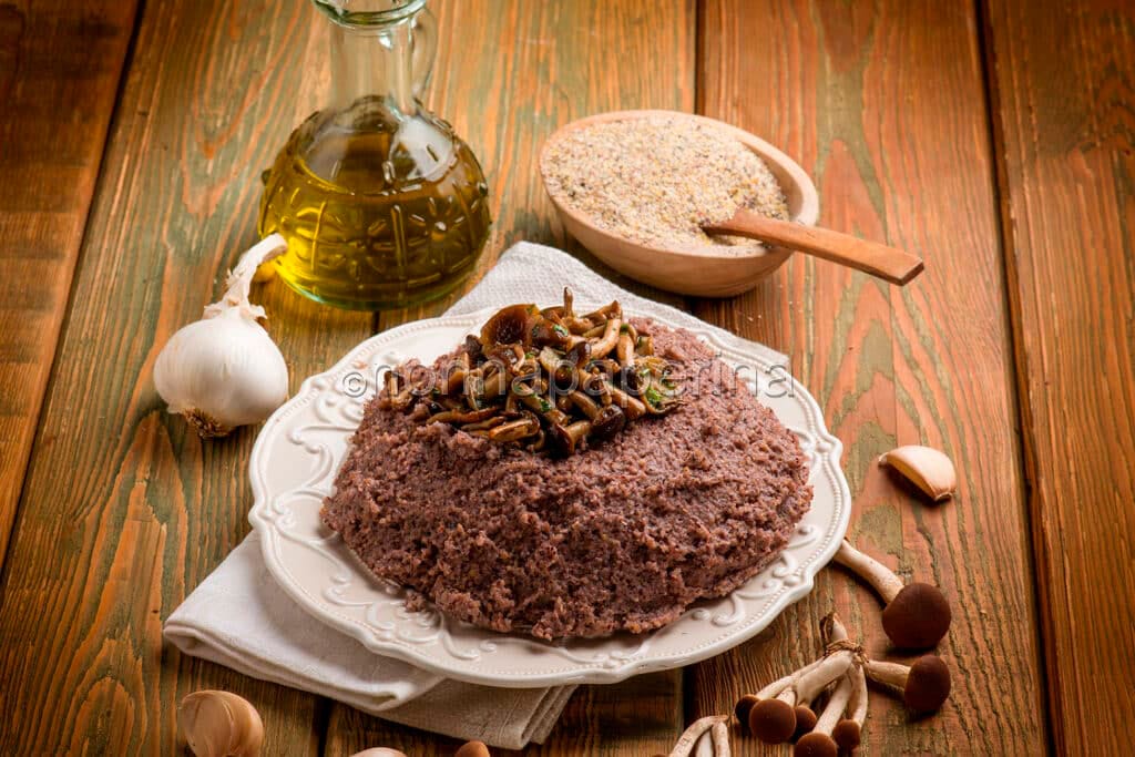 Polenta con farina di mais blu e pioppini Polenta con farina di mais blu e pioppini